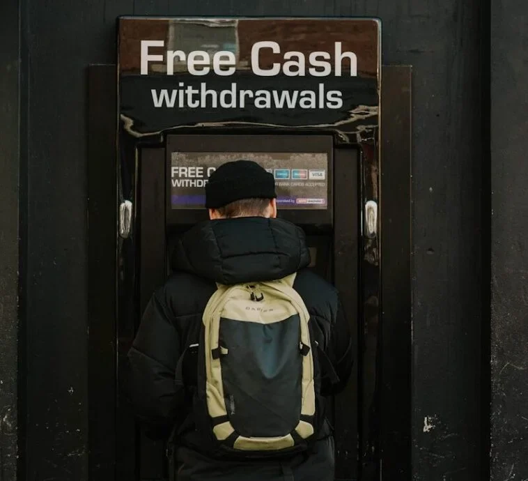 Tudtad, hogy a magyar lakossági bankolás az egyik legdrágább a világon? Tudtad, hogy a magyar lakossági bankolás az egyik legdrágább a világon?